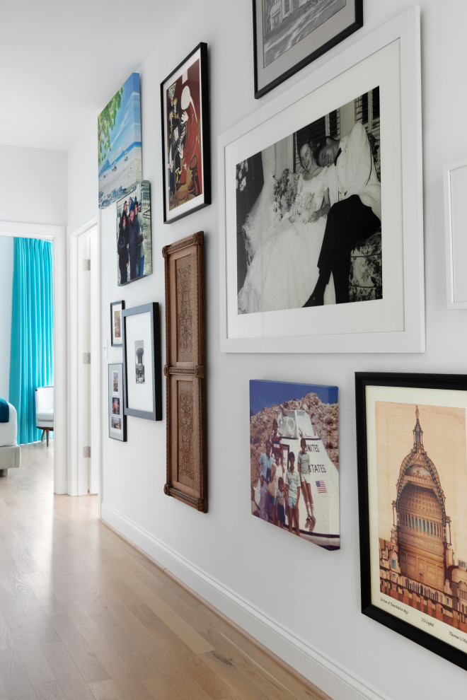 Источник вдохновения для домашнего уюта: коридор среднего размера в современном стиле с белыми стенами и светлым паркетным полом
