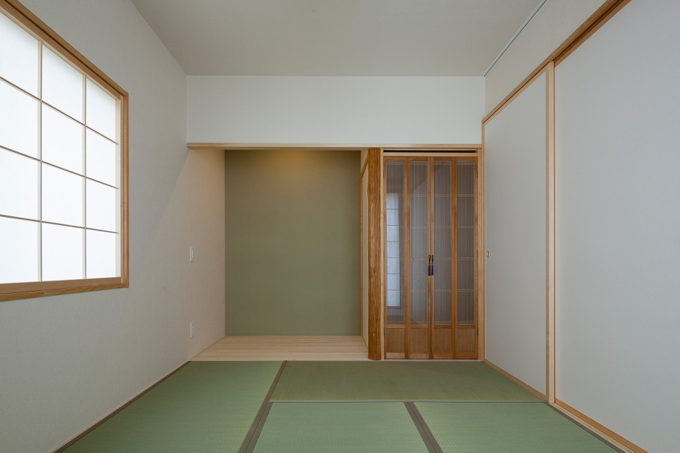Aménagement d'une salle de séjour de taille moyenne et fermée avec un mur blanc, un sol de tatami, un plafond en papier peint et du papier peint.