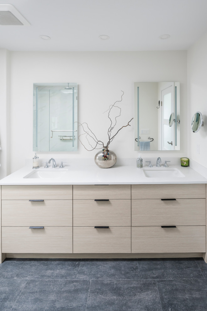 На фото: главная ванная комната среднего размера в классическом стиле с светлыми деревянными фасадами, двойным душем, унитазом-моноблоком, черно-белой плиткой, мраморной плиткой, белыми стенами, полом из керамической плитки, врезной раковиной, столешницей из искусственного кварца, серым полом, душем с распашными дверями, белой столешницей, сиденьем для душа, тумбой под две раковины, встроенной тумбой и сводчатым потолком