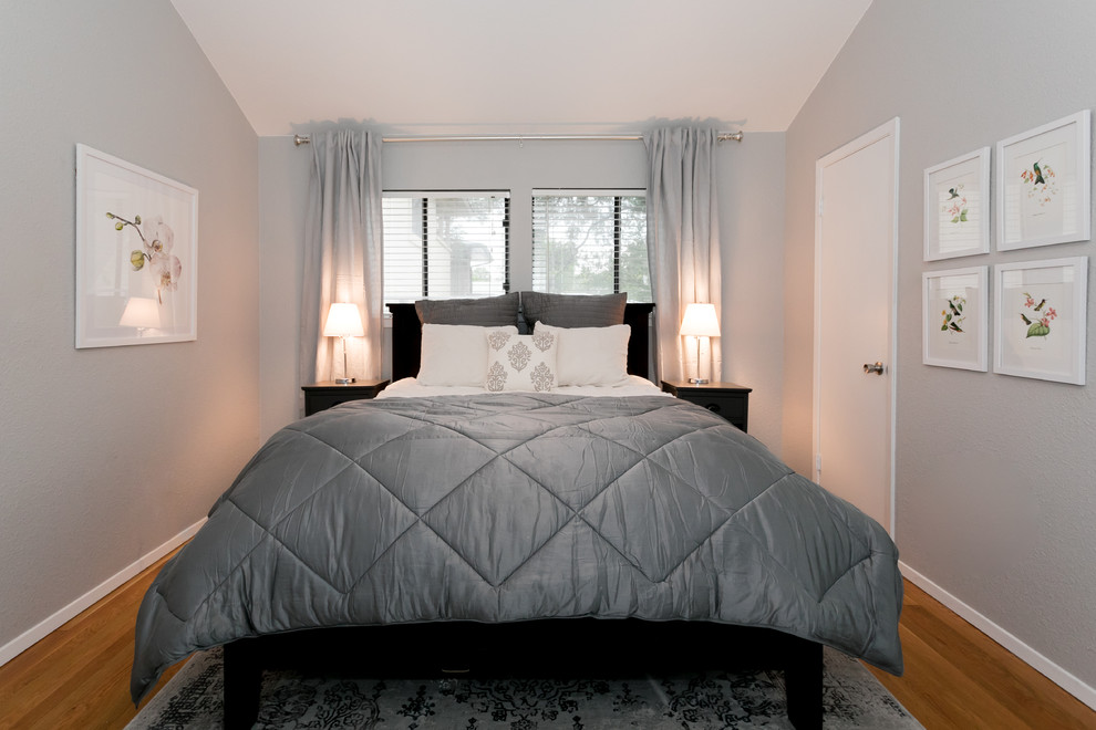 Example of a transitional home design design in Austin