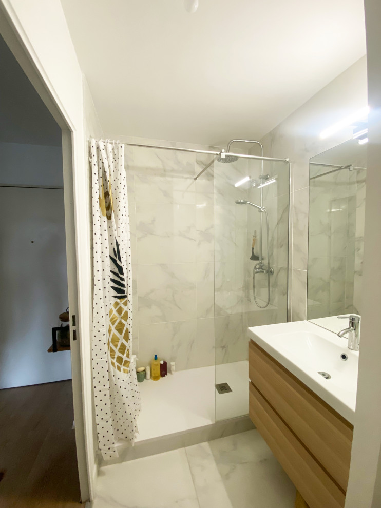 Inredning av ett minimalistiskt litet vit vitt en-suite badrum, med luckor med profilerade fronter, skåp i ljust trä, en öppen dusch, vit kakel, stenkakel, vita väggar och bänkskiva i kalksten