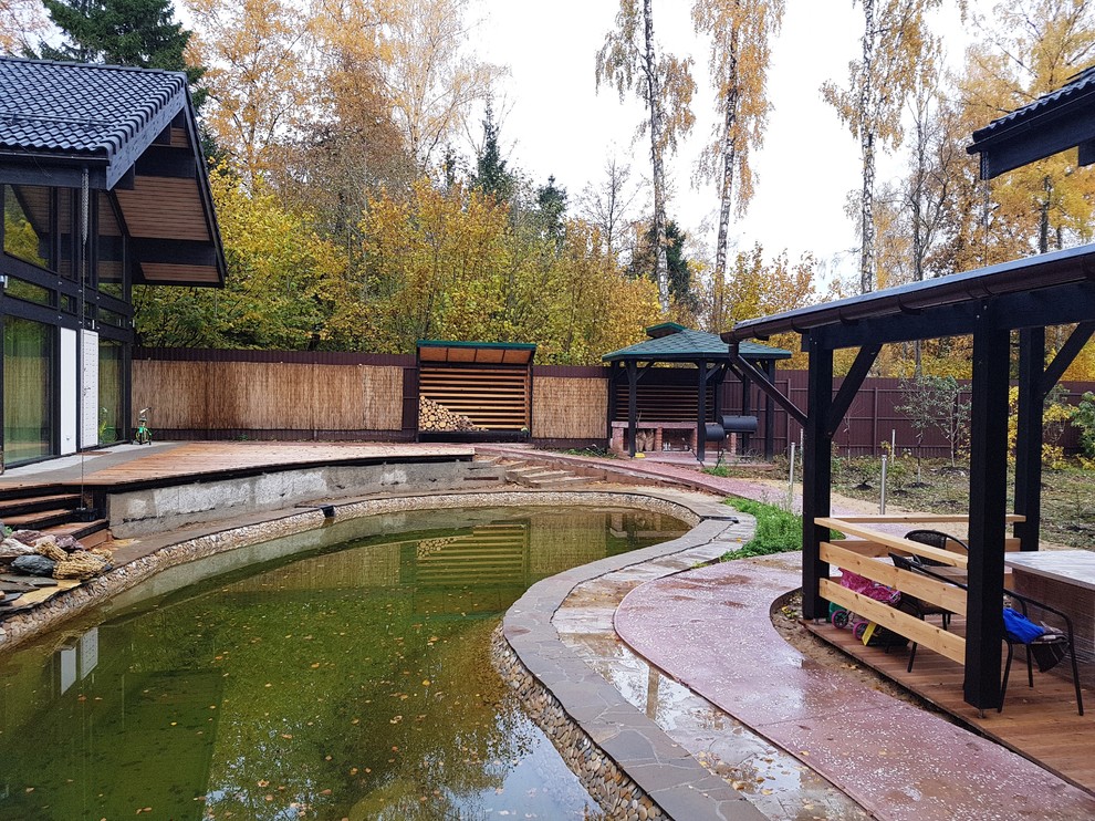 Пруд рядом с домом в стиле ФАХВЕРК