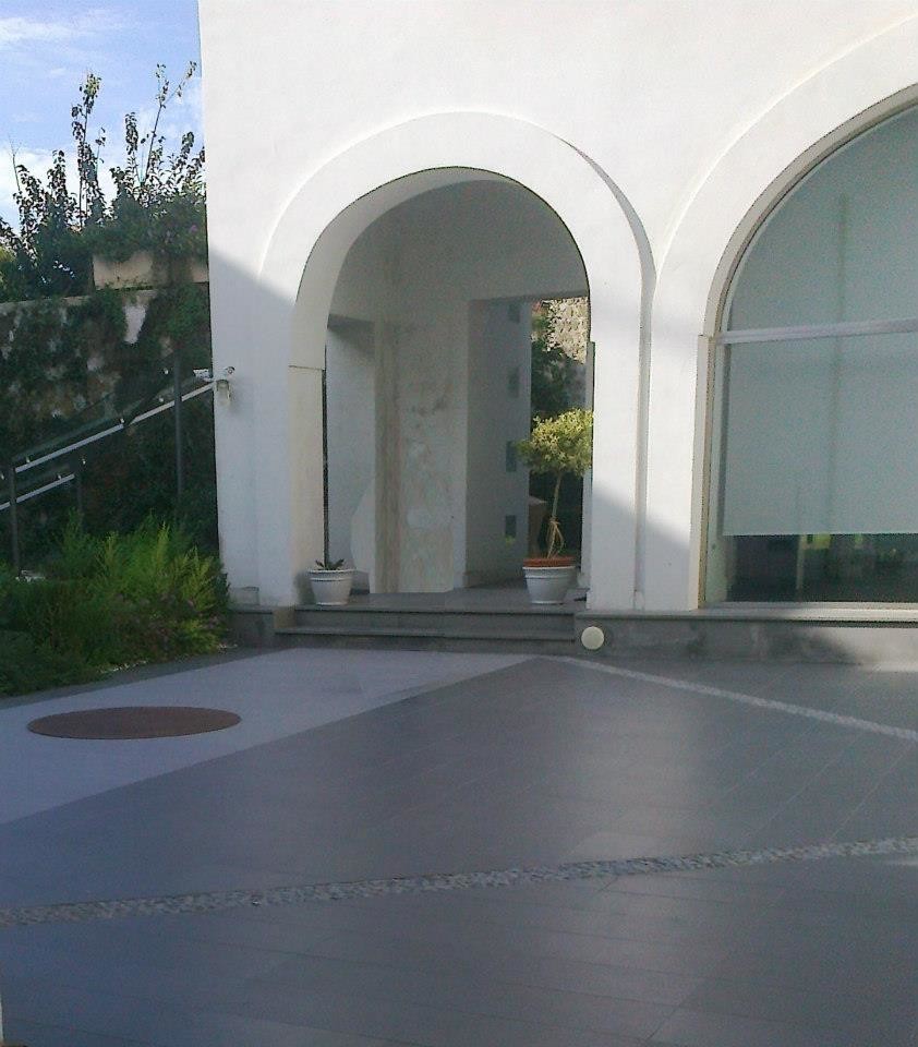 Immagine di un patio o portico chic
