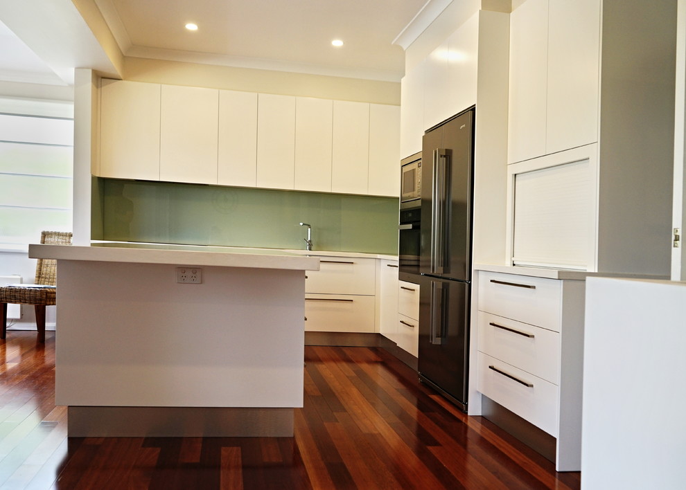 Mid-sized contemporary kitchen in Sydney.