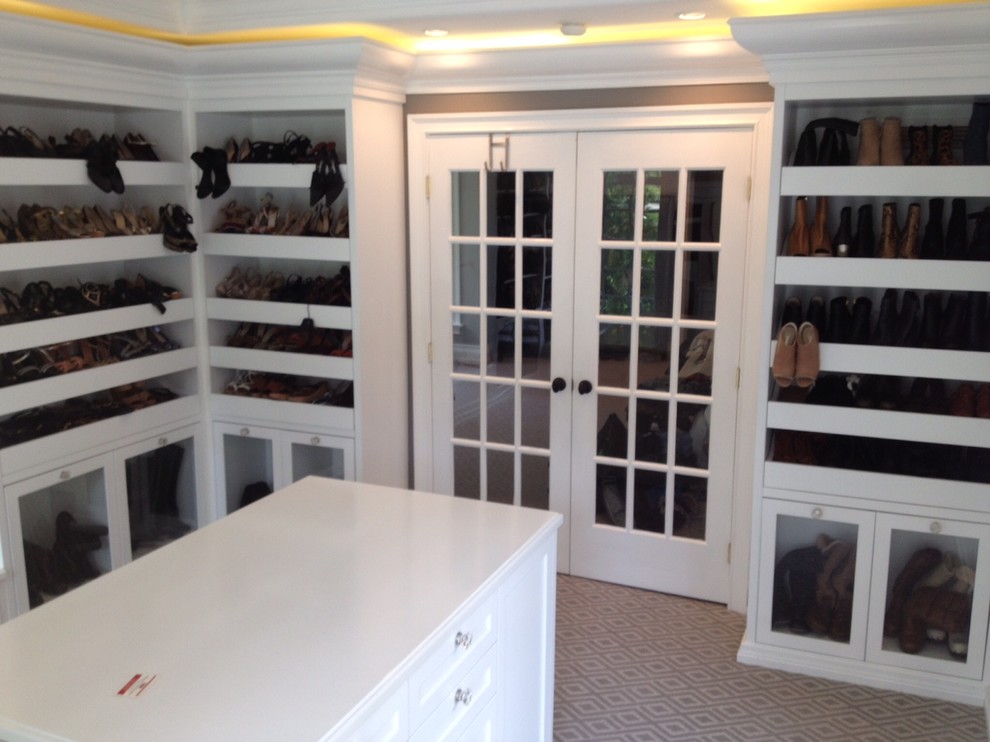 Idéer för stora funkis walk-in-closets för kvinnor, med luckor med glaspanel, vita skåp och heltäckningsmatta