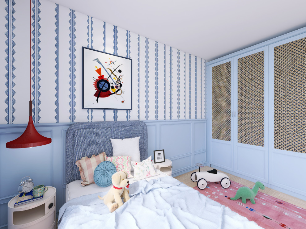 Foto di una grande cameretta per bambini eclettica con pareti blu, parquet chiaro e pavimento beige