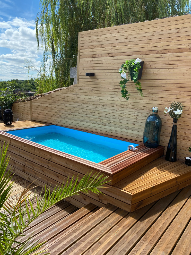 Aménagement d'une piscine hors-sol classique avec des solutions pour vis-à-vis et une cour.