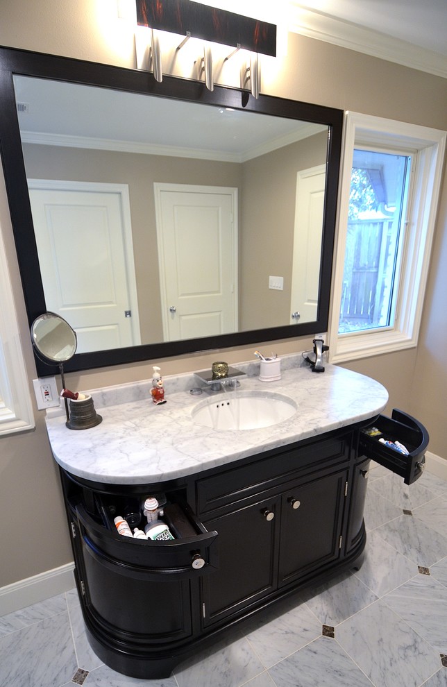 Mid-sized contemporary master bathroom in Houston with furniture-like cabinets, dark wood cabinets, a freestanding tub, a curbless shower, a two-piece toilet, gray tile, stone tile, green walls, marble floors, a vessel sink and quartzite benchtops.