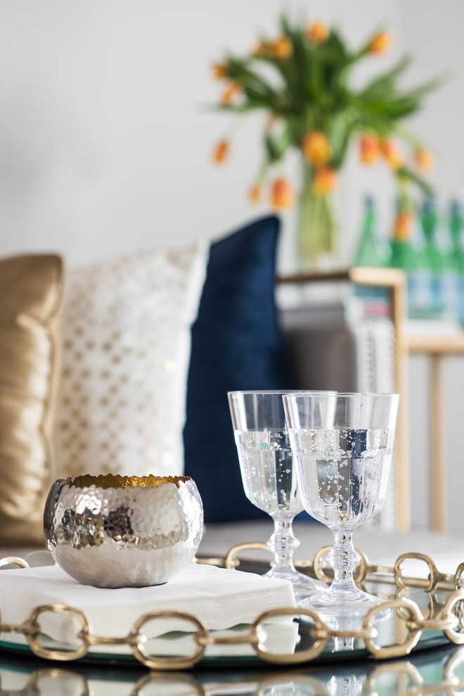 Example of a transitional home design design in Toronto