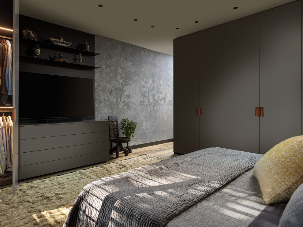 Mittelgroßes, Neutrales Modernes Ankleidezimmer mit Einbauschrank, flächenbündigen Schrankfronten, grauen Schränken, braunem Holzboden und braunem Boden in Toronto