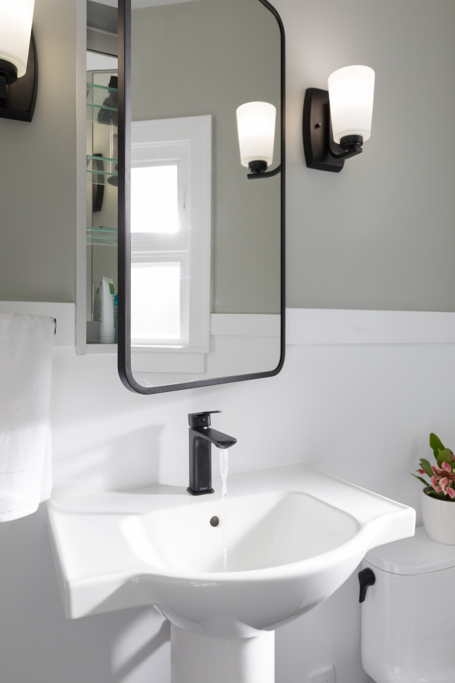 Idéer för att renovera ett litet vintage badrum, med en kantlös dusch, en toalettstol med hel cisternkåpa, svart och vit kakel, keramikplattor, grå väggar, klinkergolv i porslin, ett piedestal handfat, svart golv och med dusch som är öppen