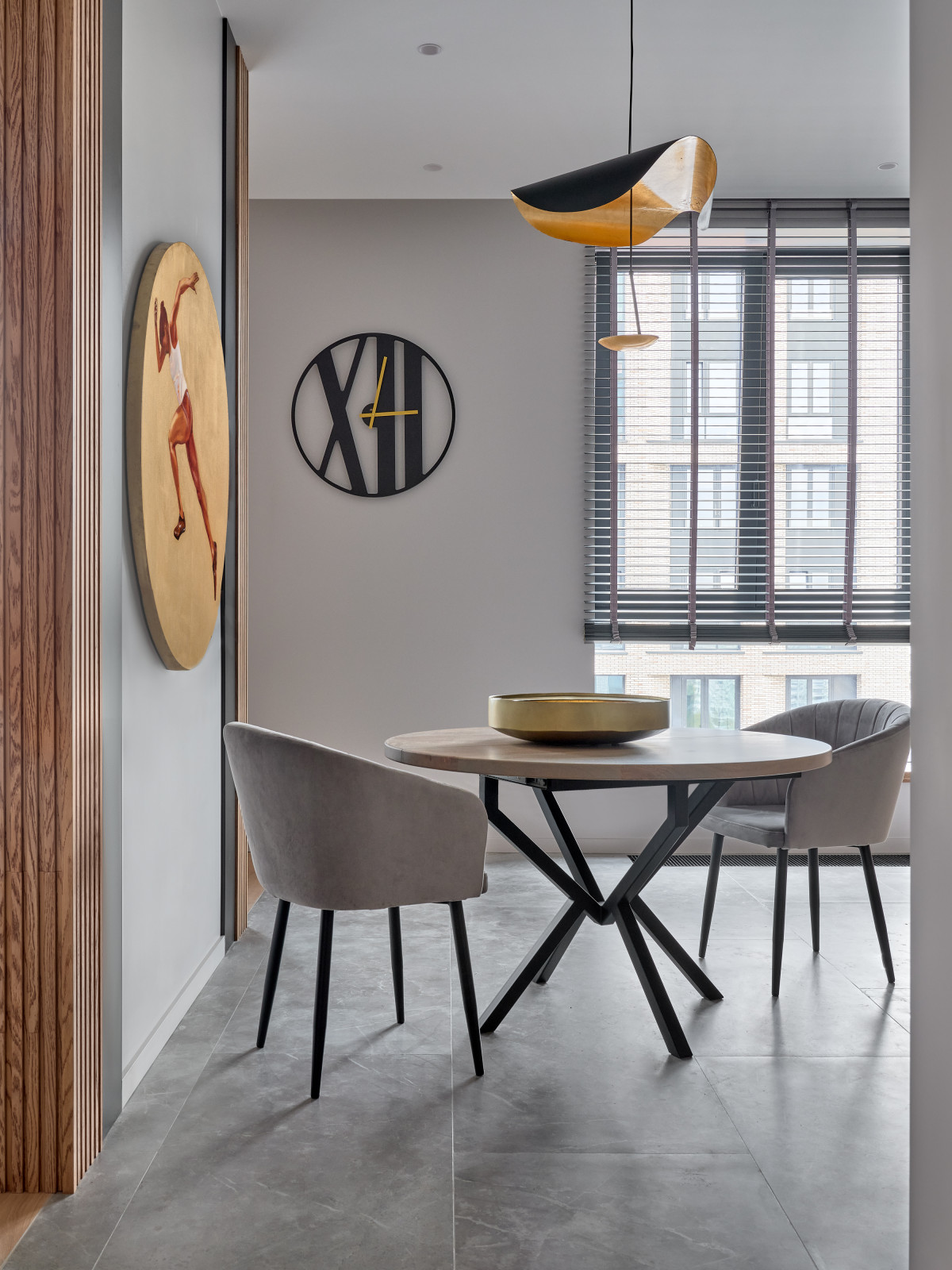 Монохром с деревянными акцентами.Дизайн Анастасия Волчкова.Публикация Elle Decor