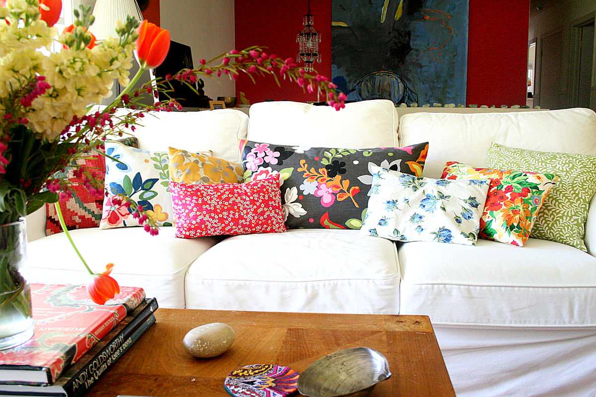 Here's How to Master the Throw-Pillow Mix, image size:1200x799