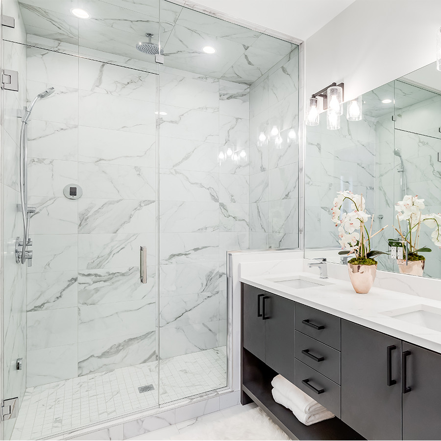 Idéer för att renovera ett mellanstort funkis vit vitt badrum med dusch, med ett fristående badkar, en toalettstol med separat cisternkåpa, klinkergolv i porslin, ett undermonterad handfat, bänkskiva i kvarts, dusch med gångjärnsdörr, släta luckor, svarta skåp, en dubbeldusch, vit kakel, marmorkakel och vitt golv