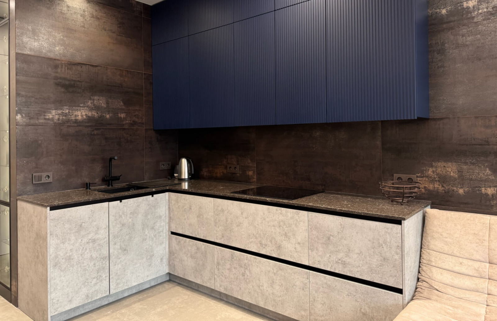 Современная угловая кухня лаконичный графит