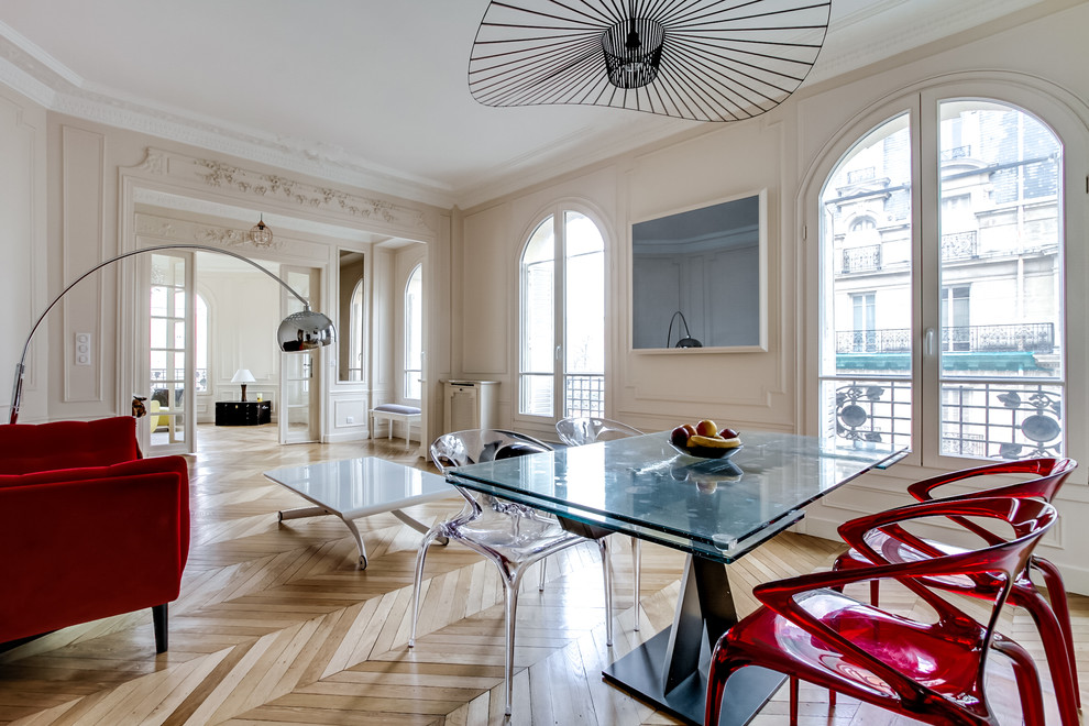 Inspiration for a transitional dining room in Paris.