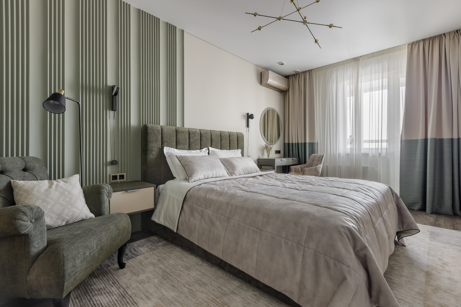 Интерьер квартиры в Приморском районе Санкт-Петербурга с видом на Лахта Центр