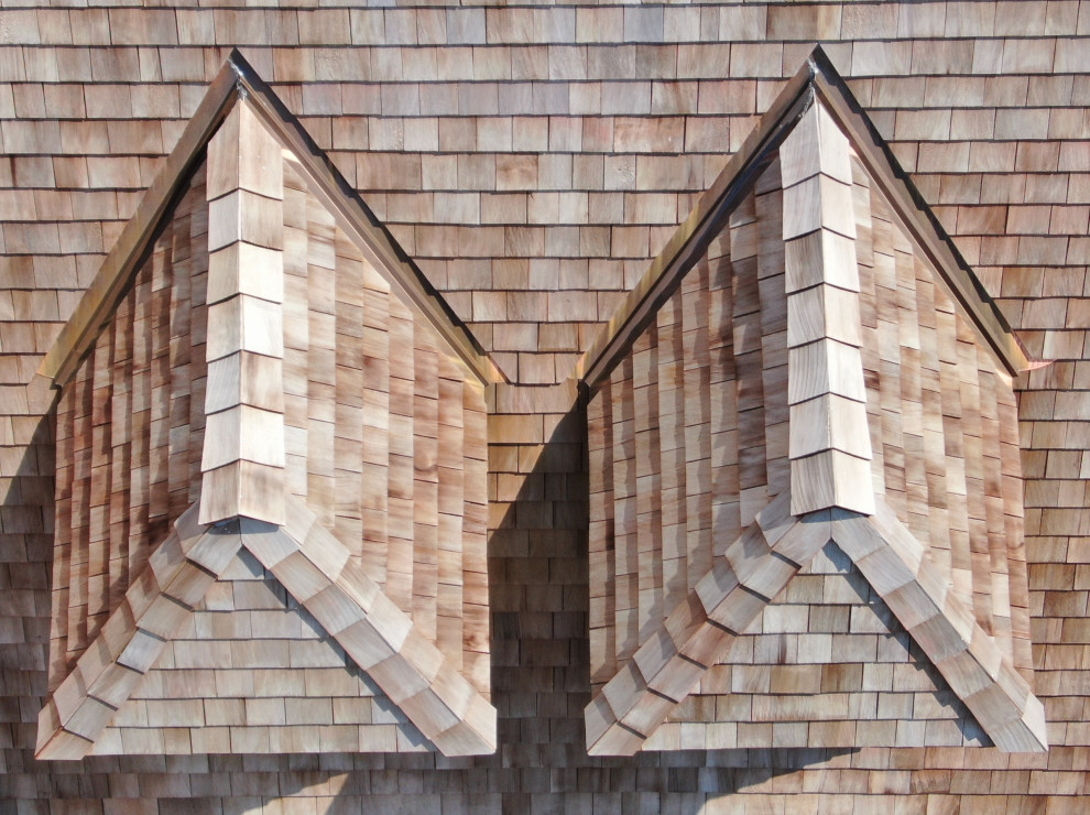 Aménagement d'une très grande façade de maison grise contemporaine en bois et bardage à clin à deux étages et plus avec un toit à deux pans, un toit en shingle et un toit rouge.