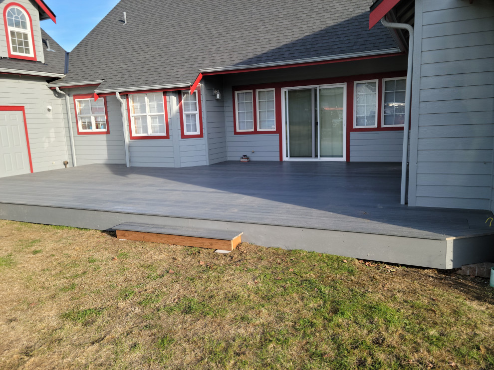 Inspiration for a mid-sized modern backyard deck remodel in Seattle