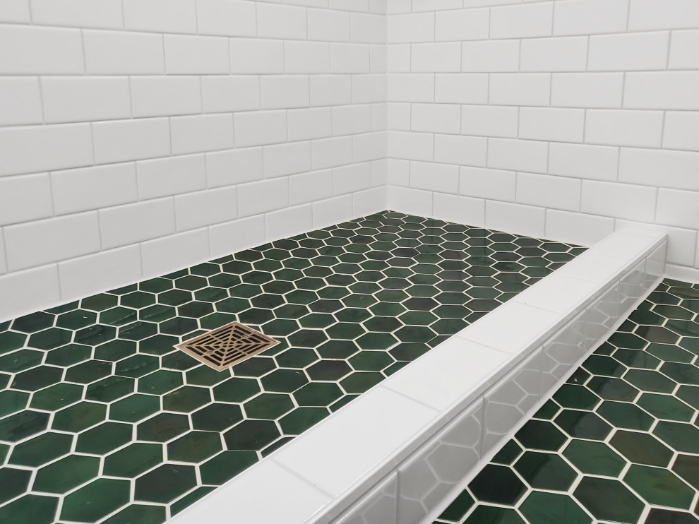 Стильный дизайн: маленькая ванная комната в современном стиле с открытым душем, белой плиткой, белыми стенами, полом из мозаичной плитки, душевой кабиной, раковиной с пьедесталом, зеленым полом и тумбой под одну раковину для на участке и в саду - последний тренд