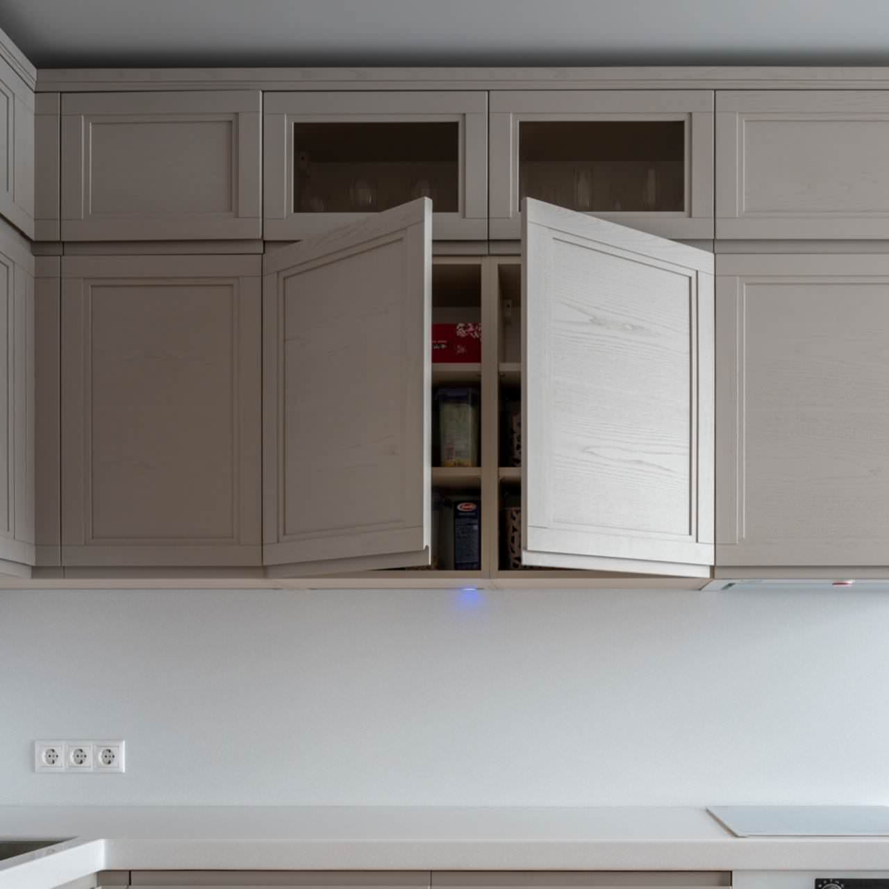 Кухня неоклассика бежовый цвет интегрированные ручки