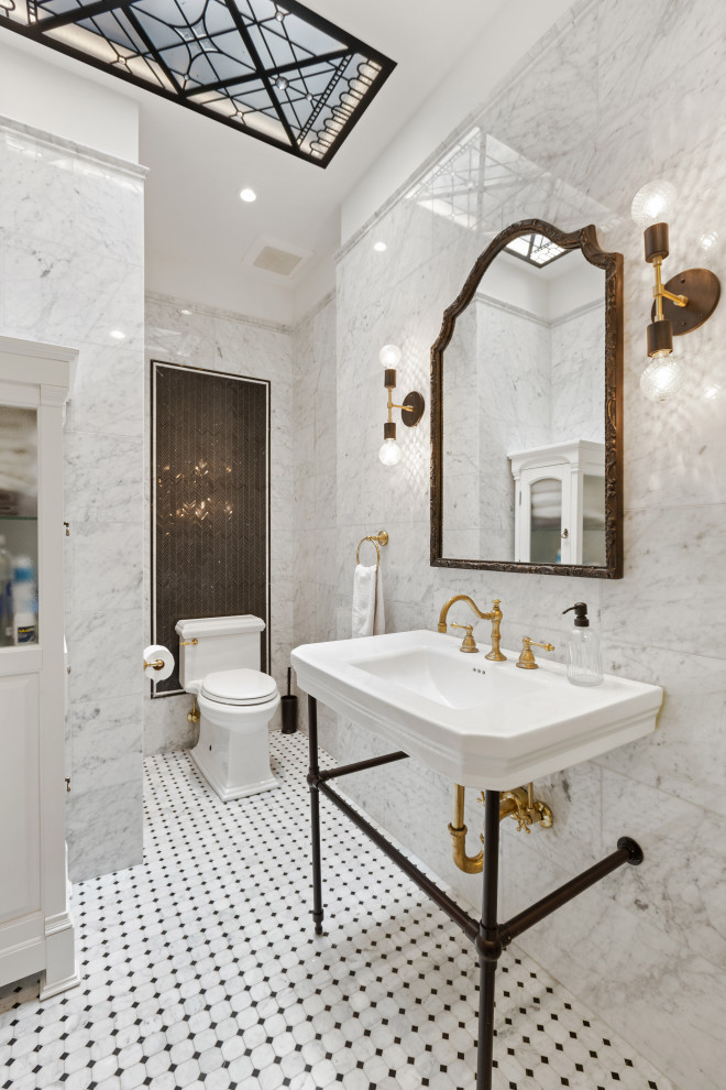 Стильный дизайн: большая серо-белая ванная комната с отдельно стоящей ванной, душевой комнатой, унитазом-моноблоком, серой плиткой, мраморной плиткой, серыми стенами, душевой кабиной, раковиной с несколькими смесителями, душем с распашными дверями, тумбой под одну раковину и сводчатым потолком - последний тренд