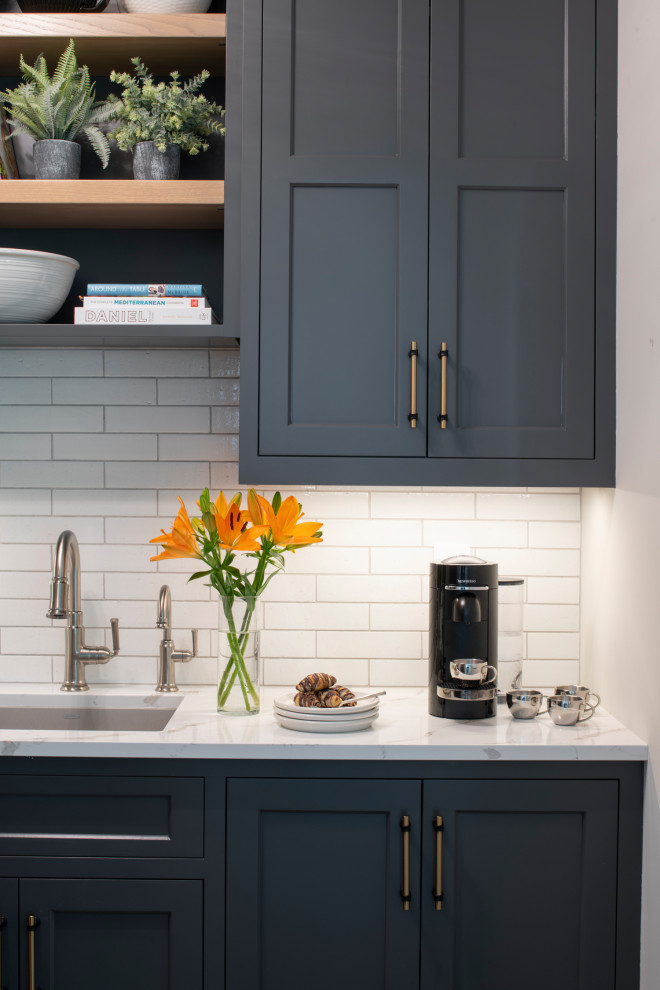 Example of a transitional home design design in Minneapolis