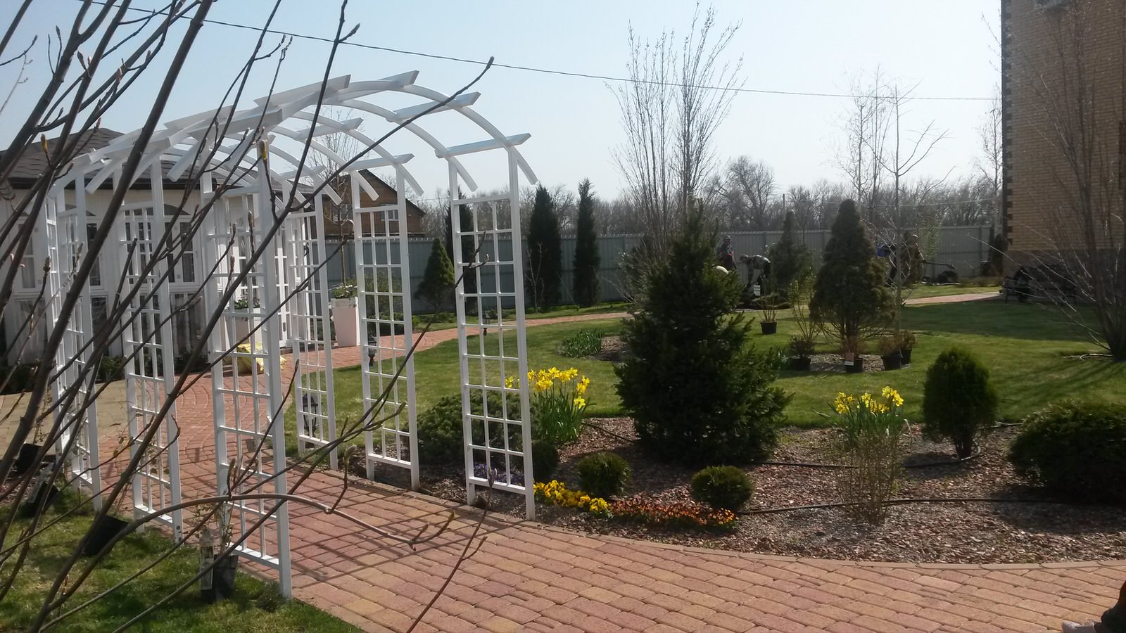 В изгибе дорожки появилась белоснежная арка, чуть позже заплетется лианой