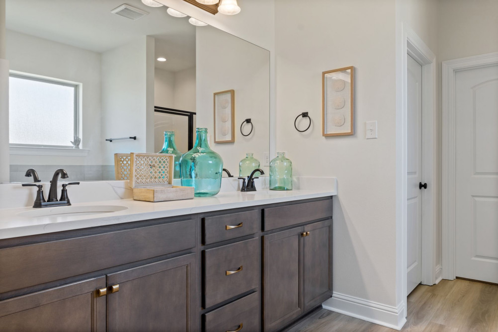 Foto på ett mellanstort vintage en-suite badrum, med bruna skåp, ett badkar i en alkov, en dusch i en alkov, vita väggar, vinylgolv, ett undermonterad handfat, brunt golv och dusch med gångjärnsdörr