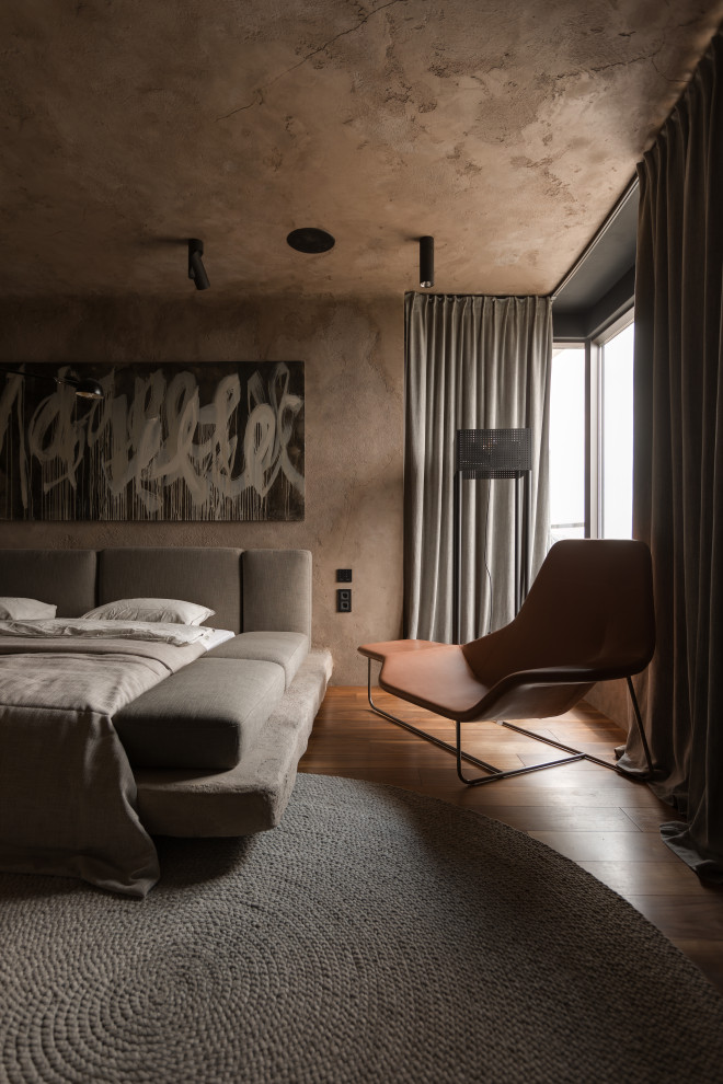 Свежая идея для дизайна: хозяйская спальня среднего размера: освещение в стиле лофт с коричневыми стенами, паркетным полом среднего тона и коричневым полом - отличное фото интерьера