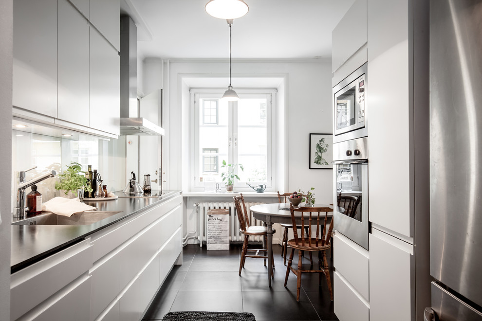 This is an example of a scandinavian kitchen in Gothenburg.