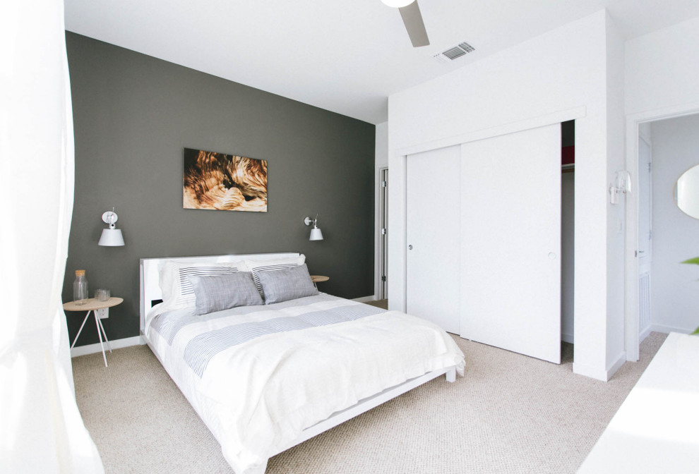 Cette photo montre une grande chambre tendance avec un mur gris et un sol beige.