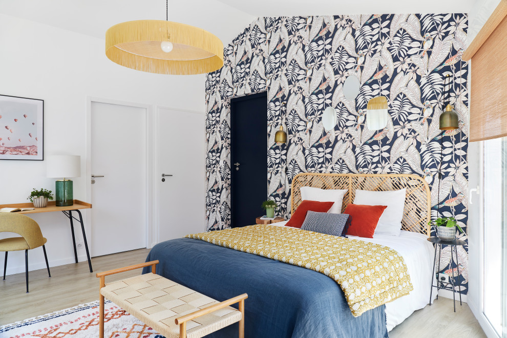 Idées déco pour une chambre éclectique avec un mur bleu, parquet foncé et du papier peint.