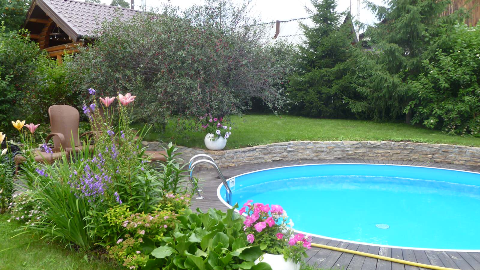 Бассейн в саду