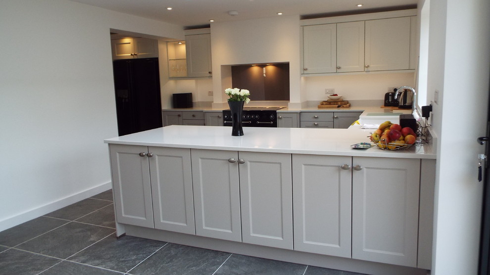 Photo of a country kitchen in Buckinghamshire with a farmhouse sink, quartzite benchtops and glass sheet splashback.