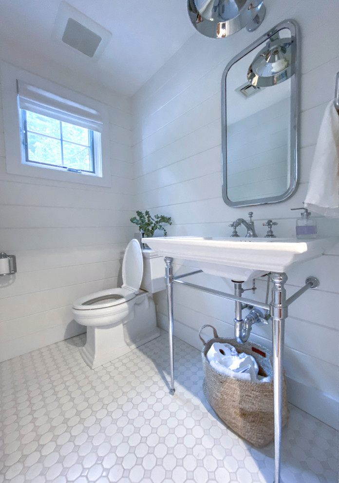 Aménagement d'une petite salle d'eau bord de mer avec WC à poser, un mur blanc, un sol en carrelage de céramique, un plan vasque, un sol blanc, meuble simple vasque et du lambris de bois.