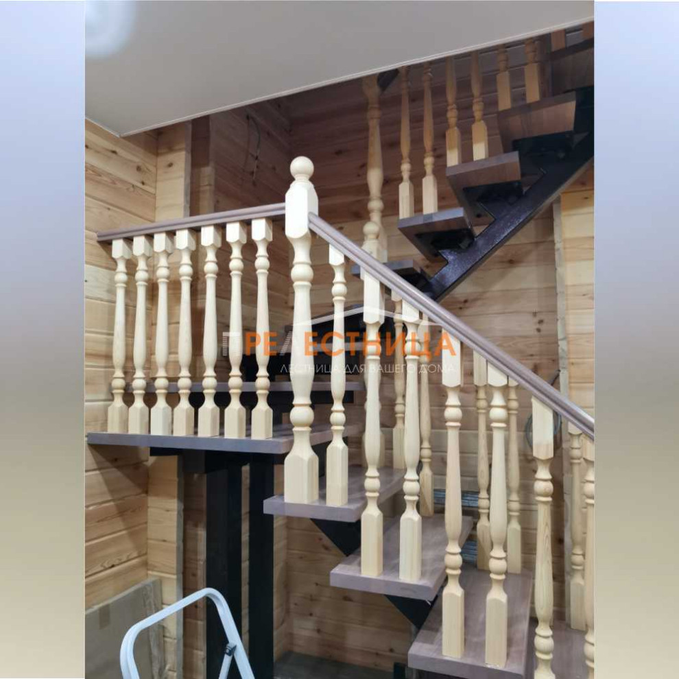 Aménagement d'un escalier en U de taille moyenne avec des marches en bois peint, des contremarches en métal et un garde-corps en bois.