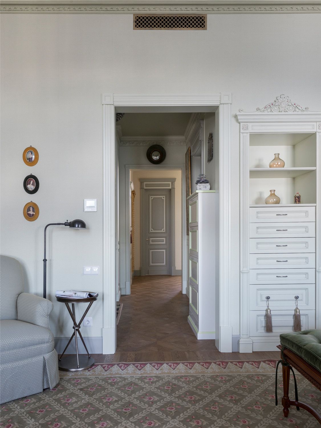 Трехэтажный загородный дом в стиле американской классики