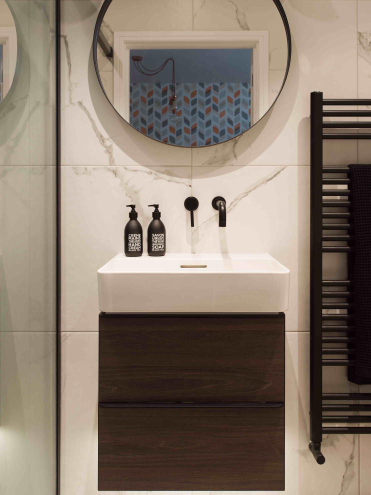 Foto di una stanza da bagno nordica con ante in legno bruno, piastrelle di marmo, porta doccia a battente, top bianco, un lavabo e mobile bagno sospeso