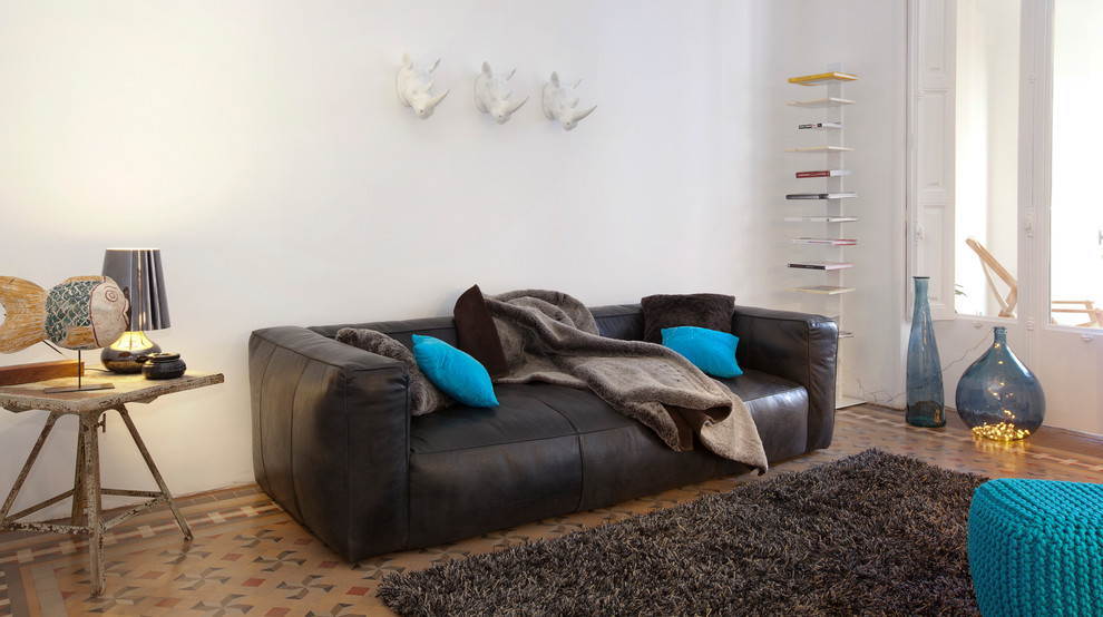 This is an example of an eclectic living room in Barcelona.
