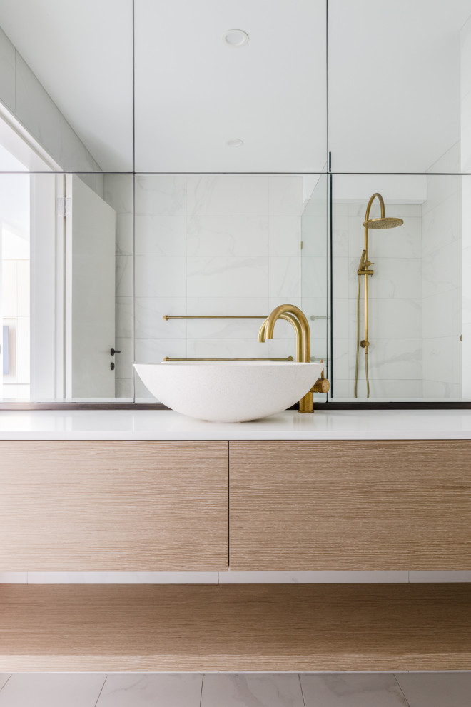 Photo of a contemporary bathroom in Sydney.
