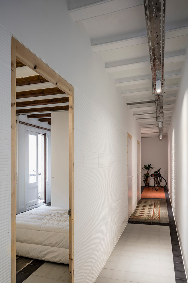 Mid-sized scandinavian hallway in Barcelona with white walls.