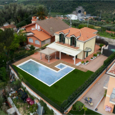 Idee per un piccolo giardino formale stile marino esposto in pieno sole davanti casa in estate