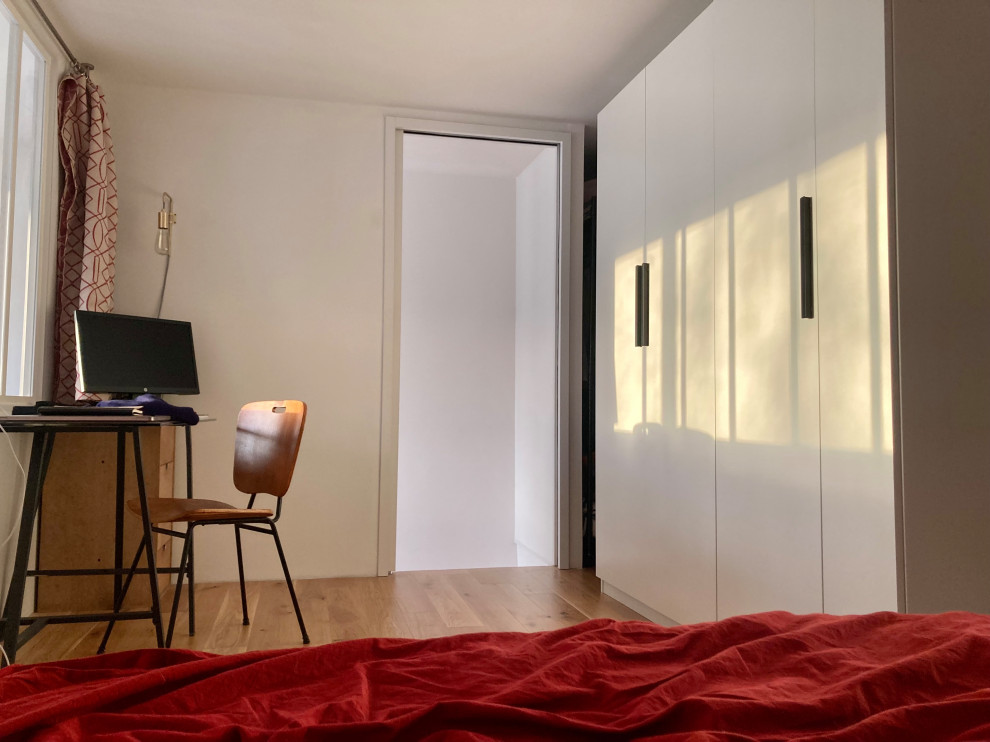 Idées déco pour une petite chambre mansardée ou avec mezzanine blanche et bois industrielle avec un mur blanc, parquet clair et verrière.