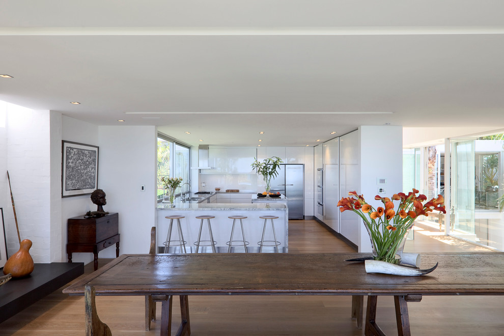 Contemporary dining room in Auckland.