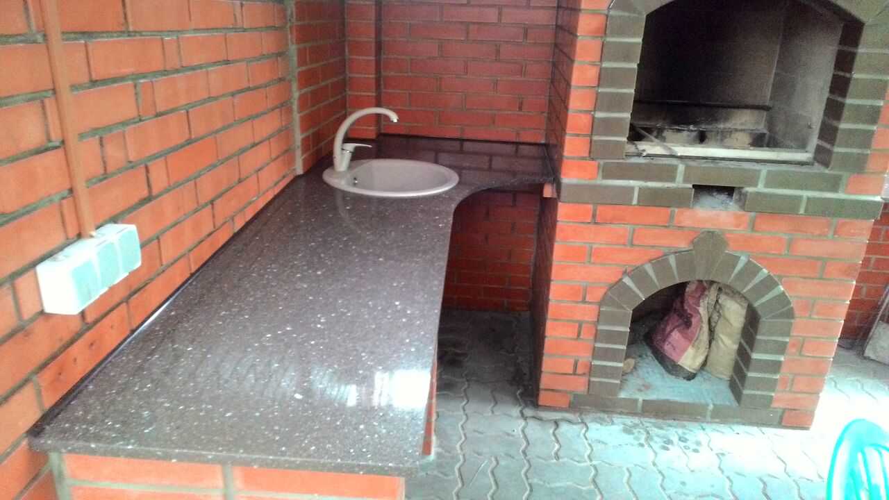 Столешница из кварцевого камня в зону мангала и BBQ