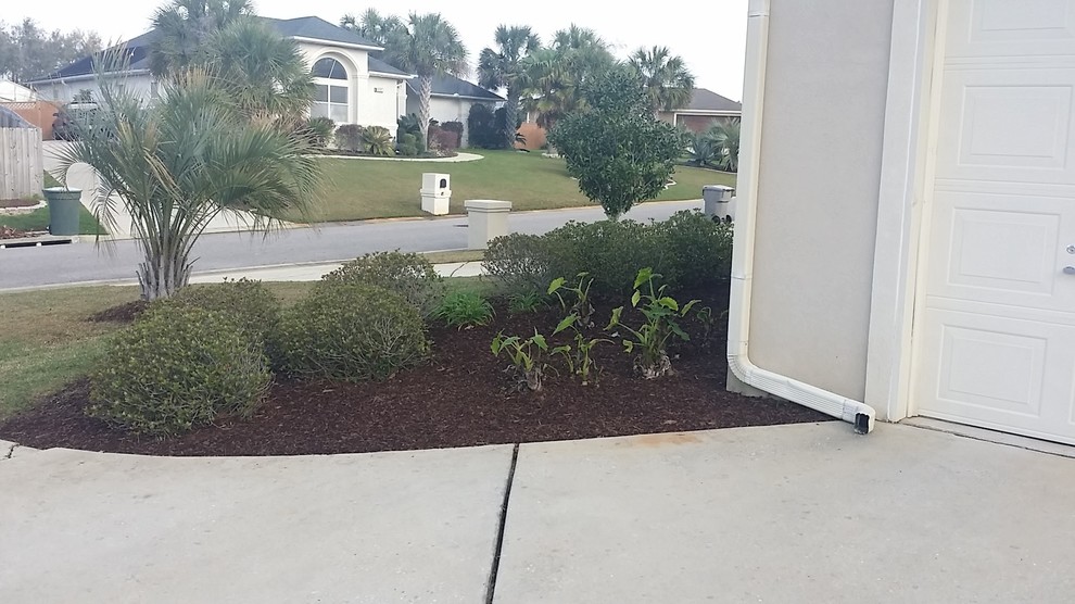 Example of a transitional home design design in Miami
