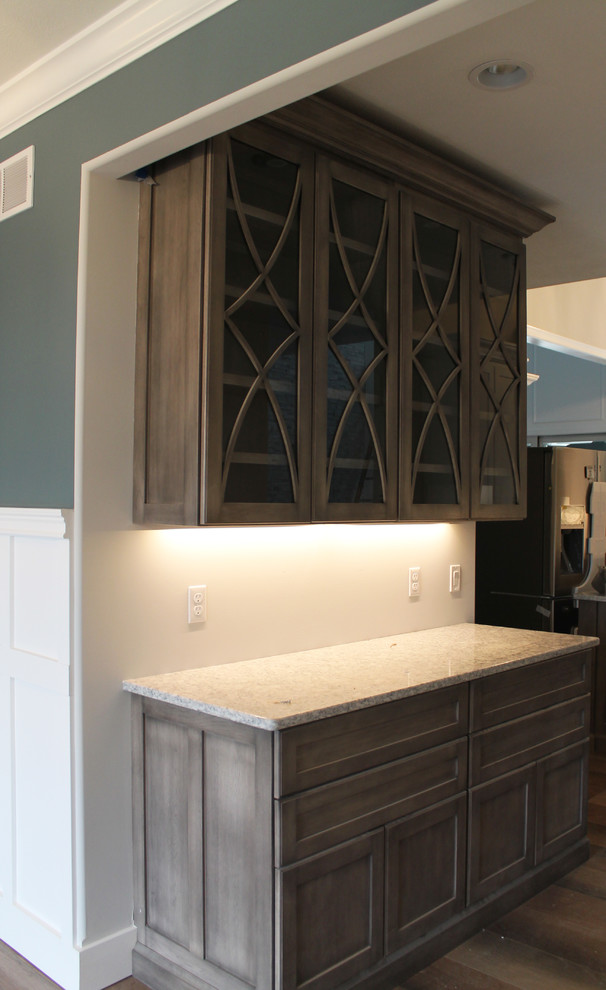 Example of a mountain style kitchen design in Chicago