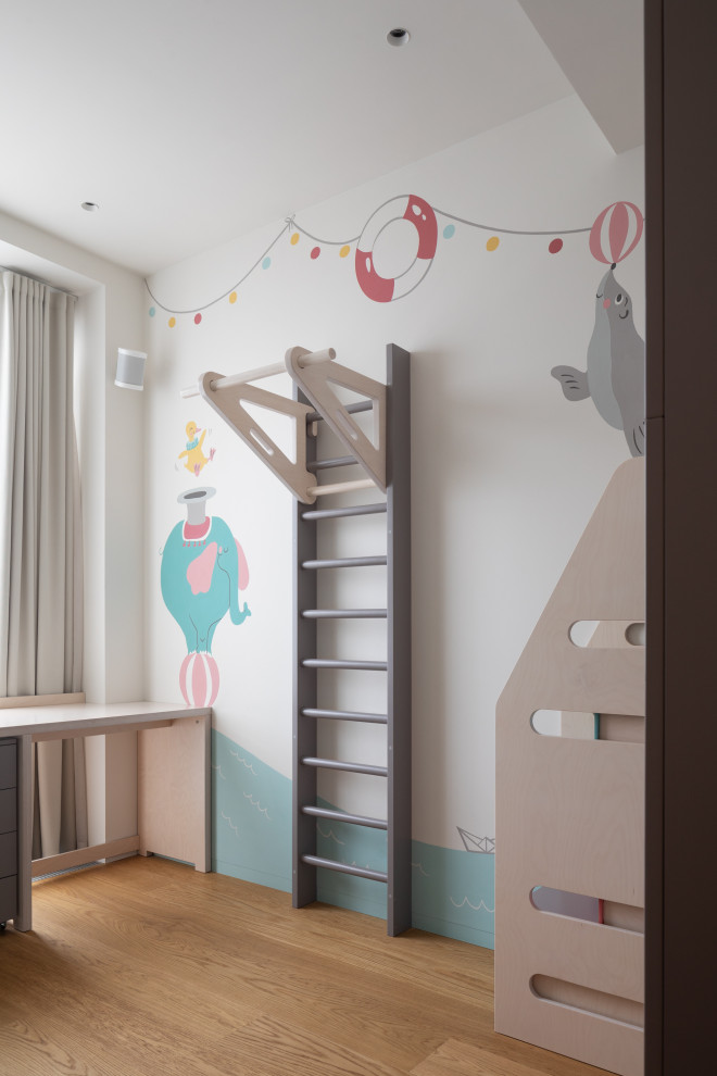 Идея дизайна: маленькая нейтральная детская в современном стиле с спальным местом, разноцветными стенами, деревянным полом и бежевым полом для на участке и в саду, ребенка от 4 до 10 лет