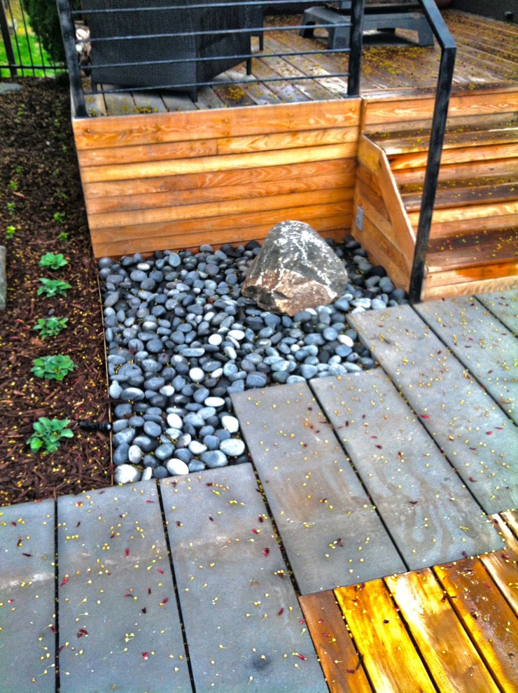 Mid-sized contemporary side yard deck in Minneapolis with no cover.